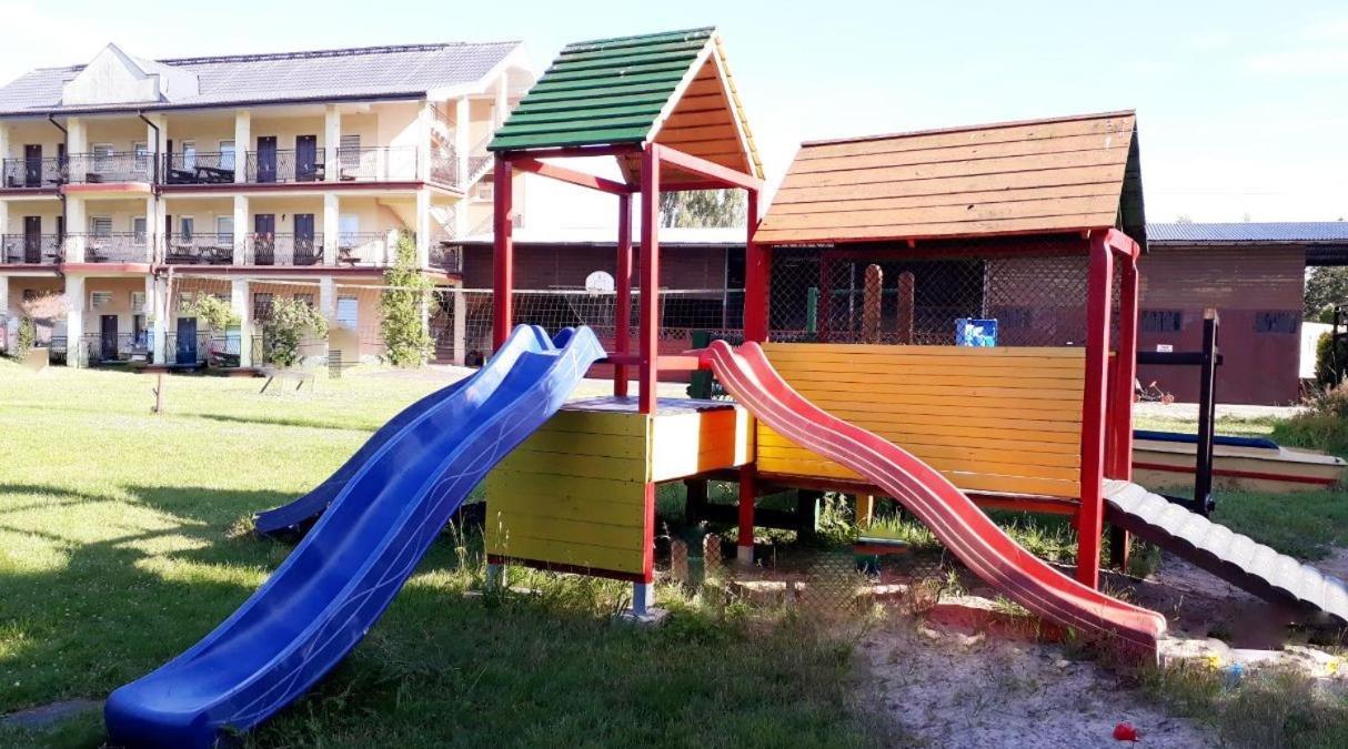Ow Wilk - Pokoje I Domki Z Aneksami Kuchennymi, Parking, Plac Zabaw Łeba Exterior foto