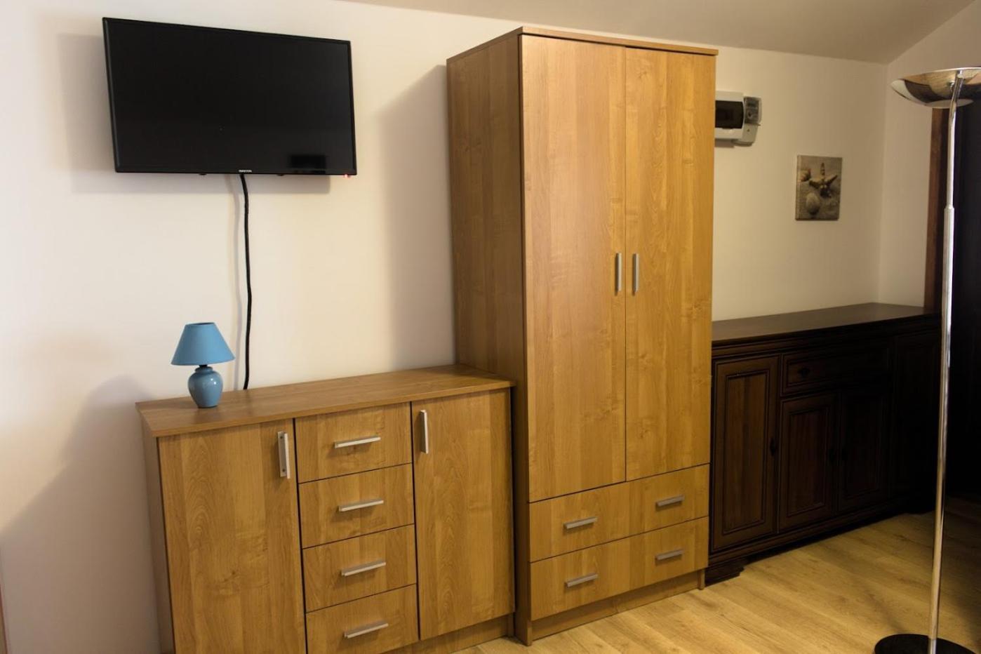 Ow Wilk - Pokoje I Domki Z Aneksami Kuchennymi, Parking, Plac Zabaw Łeba Habitación foto